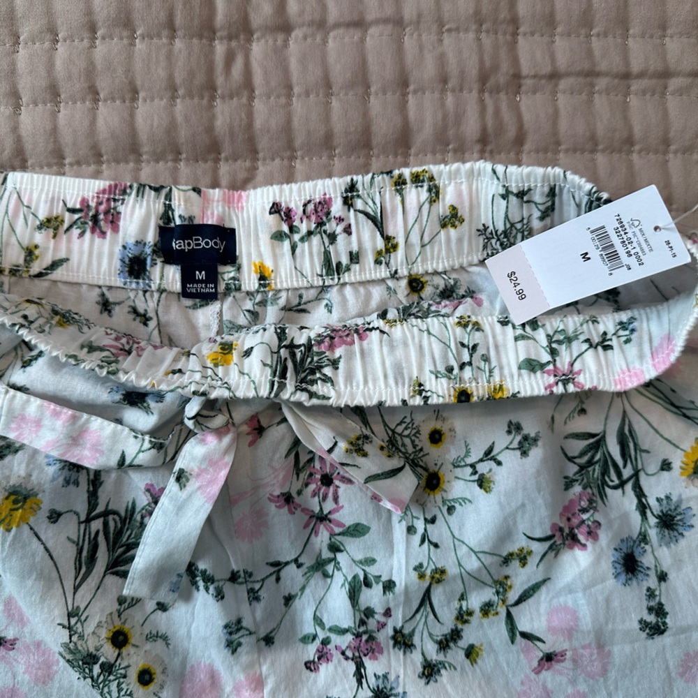 GAP Floral Women's Shorts - White, Pink, Yellow, Green - Picture 2 of 2